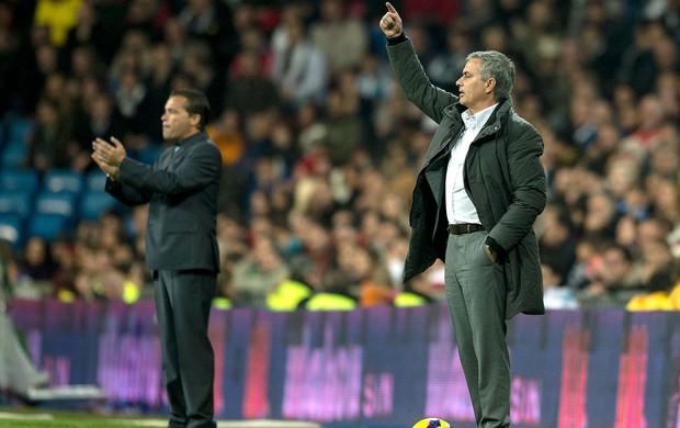 José Mourinho na partida do Real Madrid contra o Zaragoza (Foto: AFP)