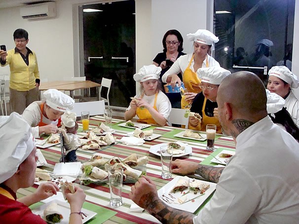 O projeto Down Cooking consiste em workshops de culinária para pessoas com Síndrome de Down (Foto: Divulgação)