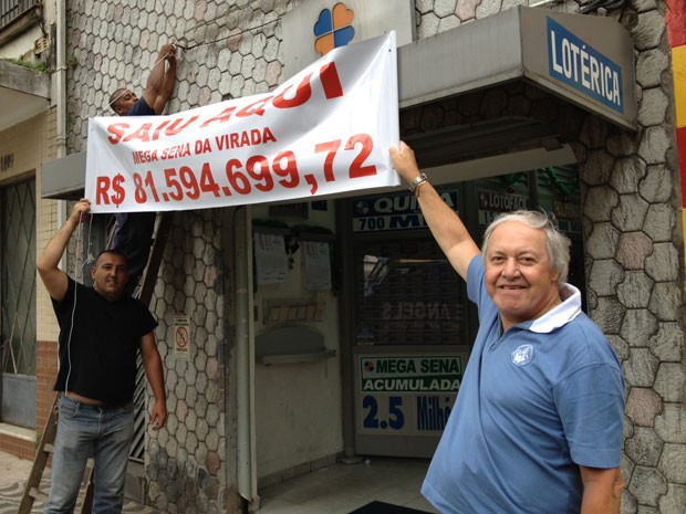 Dono da lotérica coloca faixa que avisa sobre prêmio (Foto: Márcio Pinho/G1)