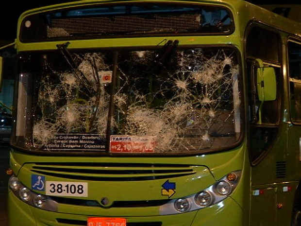 Ônibus foram depredados no início da noite desta sexta (6) (Foto: Reprodução/TV Mirante)