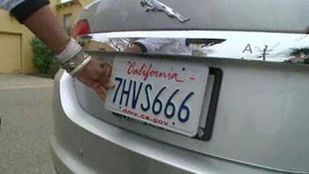 Bobbie Larkins ficou horrorizada depois que seu carro foi emplacado com o número 666 (Foto: Reprodução/YouTube/CBS SF Bay Area)
