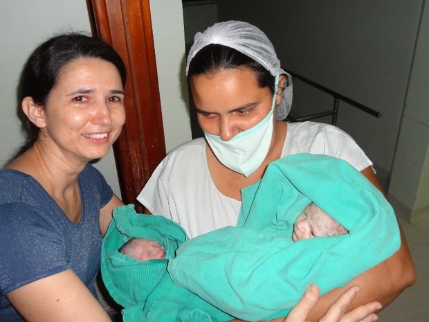 Nascem em Goiânia gêmeas geradas no útero da avó Maria da Glória, de 52 anos (Foto: Reprodução/Facebook)
