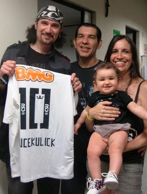 Bruce Kulick camisa do Santos (Foto: Divulgação / Costábile Salzano Jr.)