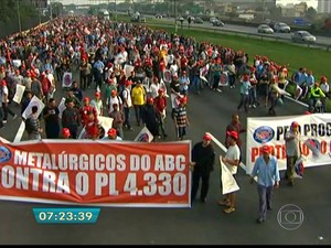 Protesto fecha a Anchieta, no sentido Litoral (Foto: Reprodução/TV Globo)