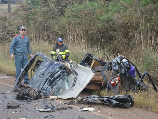 Carro ficou destruído em acidente no Oeste catarinense (Foto: Flávio Carvalho/Divulgação)