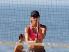 Letícia Wiermann joga tênis de praia em Ipanema