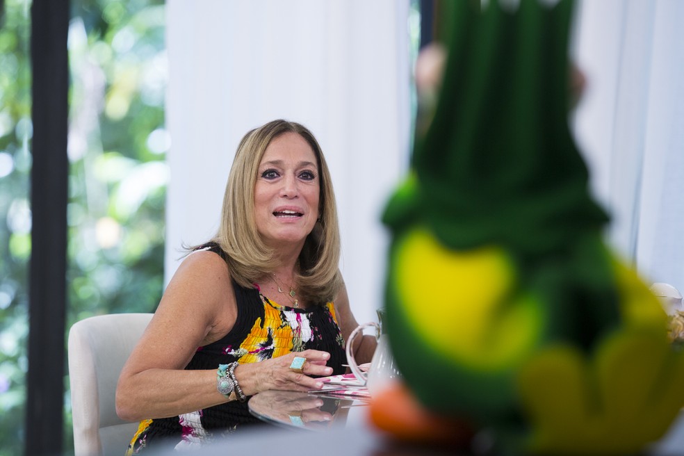 Susana Vieira opina sobre os assuntos do programa com Louro José (Foto: Ellesn Soares/Gshow)