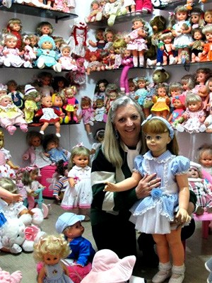 Apaixonada por bonecas, mulher mora com mais de 200 em casa (Mariane Rossi/G1)