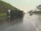 Micro-ônibus tomba em rodovia e 12 passageiros ficam feridos em Serrana