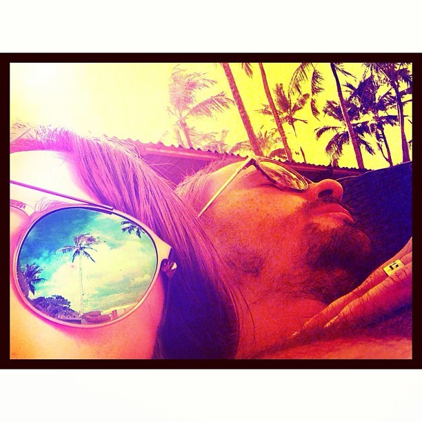 Thaila Ayala relaxa com Paulo Vilhena em praia (Foto: reprodução/Instagram)