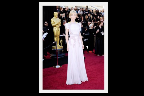 Cate Blanchett foi uma das mais belas da premiação em 2011 com um modelo da alta-costura da Givenchy   