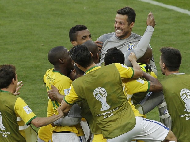 Jogadores da Seleção Brasileira comemoram vitória contra o Chile junto com Julio César (Foto: Hassan Ammar/AP)