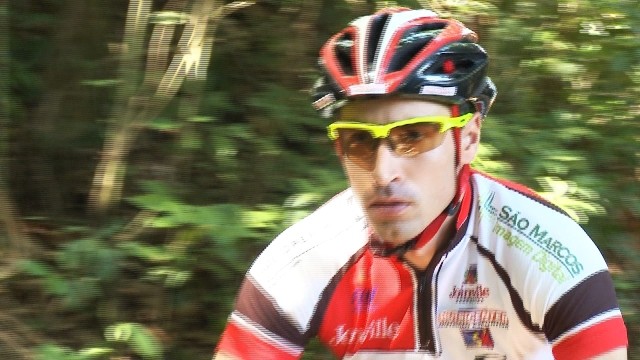 Aos 34 anos, ciclista é um dos 3 melhores do país na modalidade (Foto: Reprodução/RBS TV)