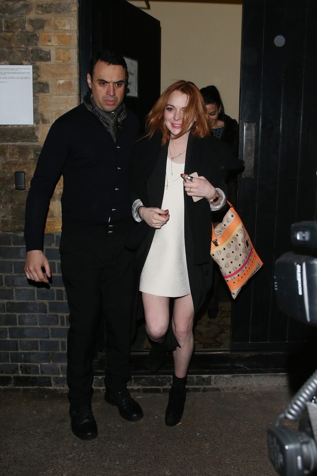 Lindsay Lohan deixa boate em Londres, na Inglaterra (Foto: AKM-GSI Brasil)