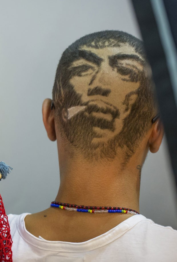 Visitante exibiu corte de cabelo com o formato de um rosto. (Foto: Michael Reichel/DPA/AFP)