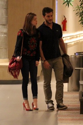 Marina Ruy Barbosa com o namorado, Klebber Toledo, em shopping no Rio (Foto: Johnson Parraguez/ Foto Rio News)