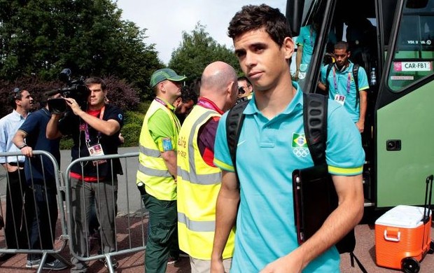 Oscar na chegada da seleção a Manchester (Foto: Rafael Ribeiro/CBF)