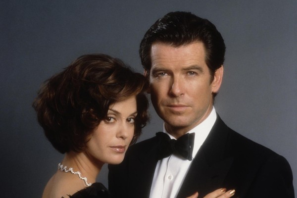 Pierce Brosnan e Teri Hatcher, em ‘007 – O Amanhã Nunca Morre’ (1997) (Foto: Divulgação)