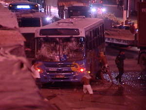 Vândalos destruíram ônibus do Sistema Transcol após manifestação. (Foto: Reprodução / TV Gazeta)