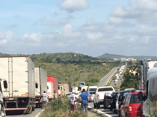 Trânsito está parado na BR-232, em São Caetano, após o protesto (Foto: Anderson Melo/TV Asa Branca)