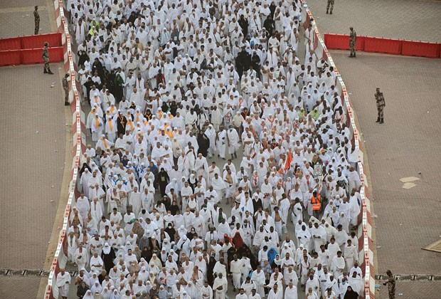 Milhares de fiéis participam do ritual de apedrejamento de Satã, em Mina, perto da cidade sagrada de Meca, no primeiro dia do Eid al-Adha, a festa muçulmana do sacrifício (Foto: Fayez Nureldine/AFP)