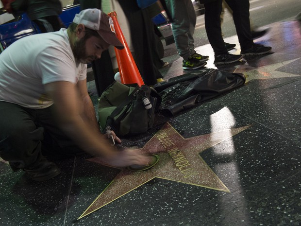 Estrela de Debbie Reynolds na Calçada da Fama de Hollywood, nos Estados Unidos, recebe homenagens (Foto: Valerie Macon/ AFP)