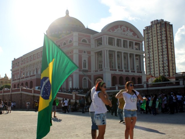 Muitos manifestantes se reuniram no Teatro Amazonas para o início do protesto (Foto: Marcos Dantas/G1 AM)