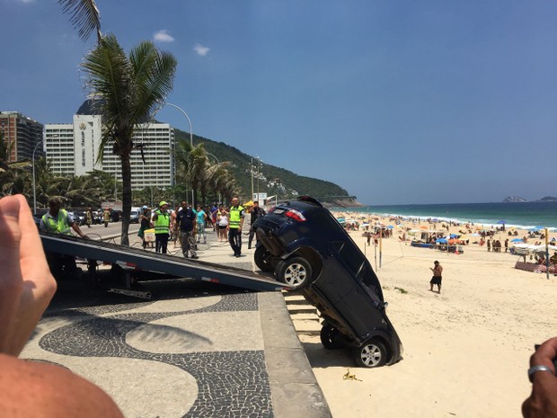 Carro do filho de Marcelo Novaes cai nas areias da praia de São Conrado (Foto: EGO) Carro do filho de Marcelo Novaes cai nas areias da praia de São Conrado (Foto: EGO)
