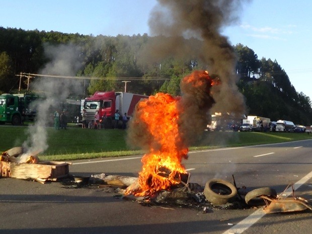 Manifestantes queimaram pneus e bloquearam as duas pistas da rodovia Dom Pedro I, no trecho de Atibaia (SP), neste sábado (29) (Foto: Ricardo Godoi/ Arquivo Pessoal)