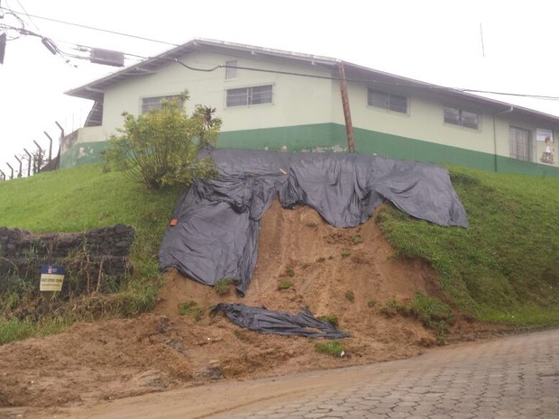 Terreno de escola de Blumenau desmoronou com a chuva (Foto: Divulgação/Defesa Civil)