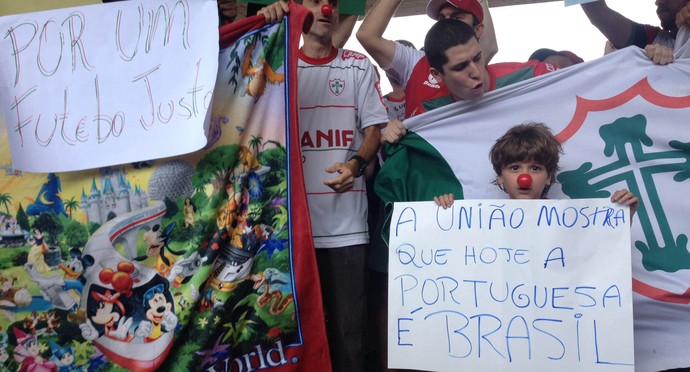 protesto torcida portuguesa (Foto: Diogo Venturelli)