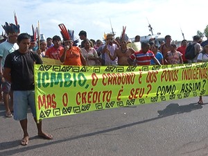 Indígenas bloquearam trânsito na Av. Tapajós, em frente ao prédio do ICMBio em Santarém (Foto: Reprodução/TV Tapajós)