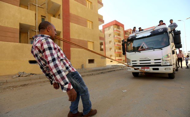 Hussein puxou um caminhão segurando uma corda com os dentes (Foto: Mohamed Abd El Ghany/Reuters)