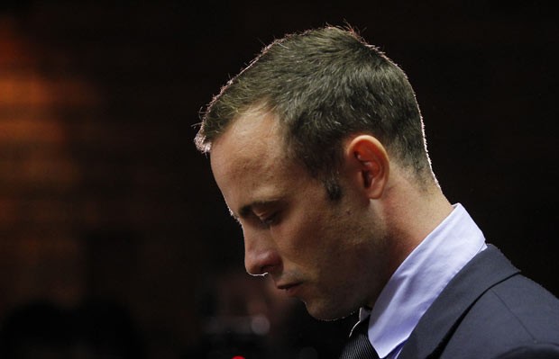 O corredor paralímpico Oscar Pistorius chega ao tribunal nesta sexta-feira (22) em Pretória, na África do Sul (Foto: AP)