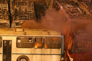 Vândalos incendeiam mais de 
20 ônibus e saqueiam loja em SP (Daniel Teixeira/ Estadão Conteúdo)