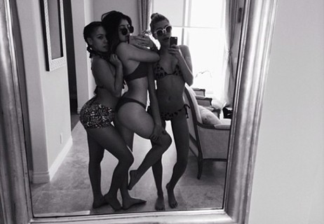 Kylie Jenner em tarde de festa na piscina com as amigas
