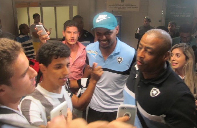 Jefferson desembarque Botafogo Jão Pessoa (Foto: Marcelo Baltar)