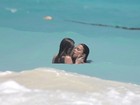 Sem a parte de cima do biquíni, Cara Delevingne beija Michelle Rodriguez