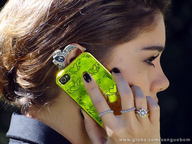 De prata com aplicações de pedras, o 'ear cuff' da it-girl fica um arraso até com a capinha de seu celular (Foto: Sangue Bom/TV Globo)