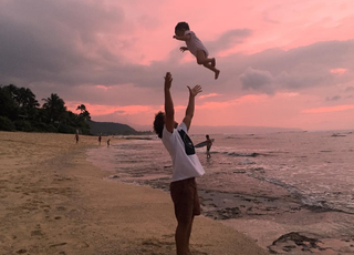 Ian joga sua felicidade - Malia - para o alto em um fim de tarde no Havaí (Foto: Reprodução Instagram) Ian joga sua felicidade - Malia - para o alto em um fim de tarde no Havaí (Foto: Reprodução Instagram)