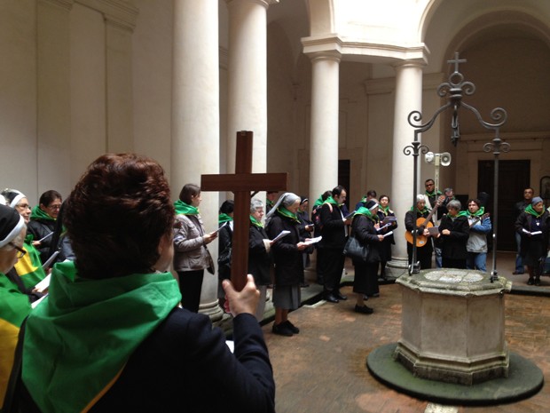 Grupo de religiosos brasileiros parou em uma igreja durante a caminhada por Roma neste domingo (10) (Foto: Juliana Cardilli/G1)