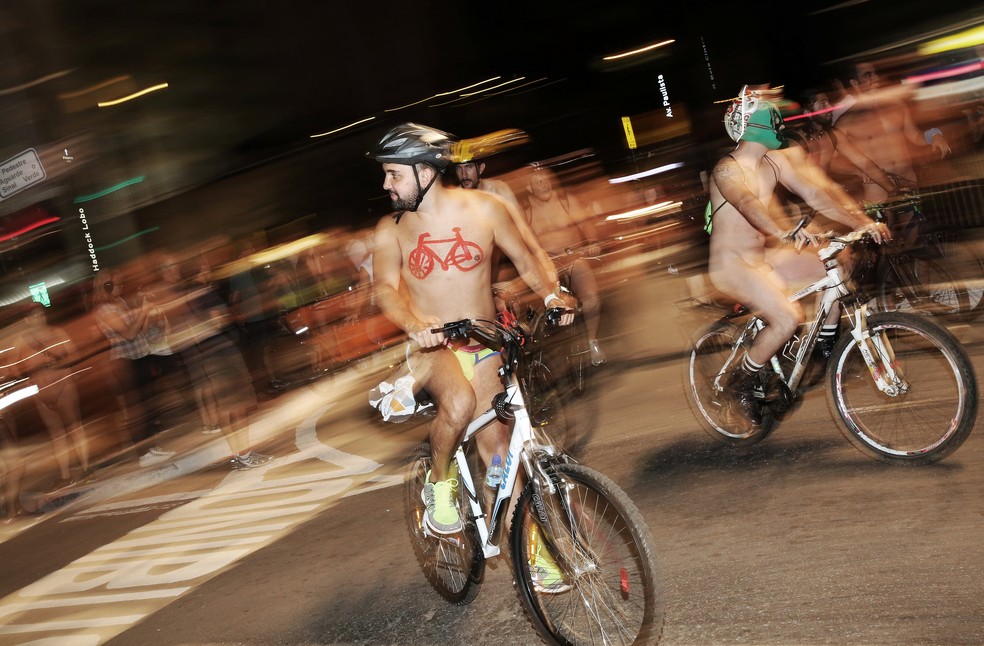 Pelados, ciclistas protestam contra a violência no trânsito de SP (Foto: Reuters)