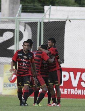 Guaraju quase surpreende Alvinegro quando virou a partida no segundo tempo (Foto: Lucas de Menezes/ Agência Diário)