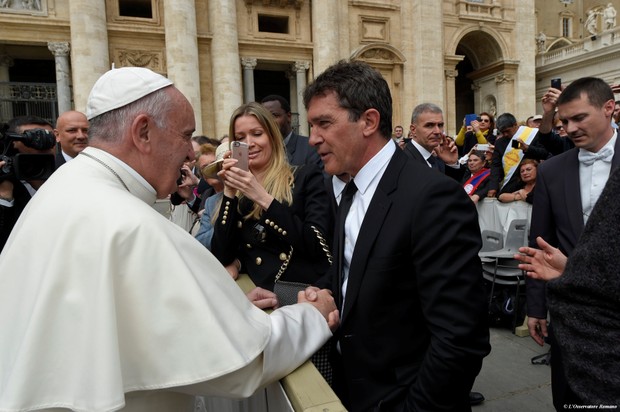 Antonio Banderas e o Papa Francisco (Foto: Reuters)