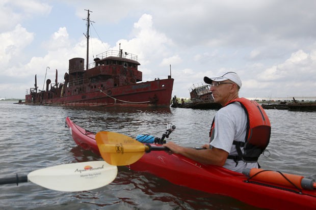 Embarcações decadentes são vistas em ‘cemitério de navios’ em Nova York; local tem atraído turistas (Foto: Shannon Stapleton/Reuters)