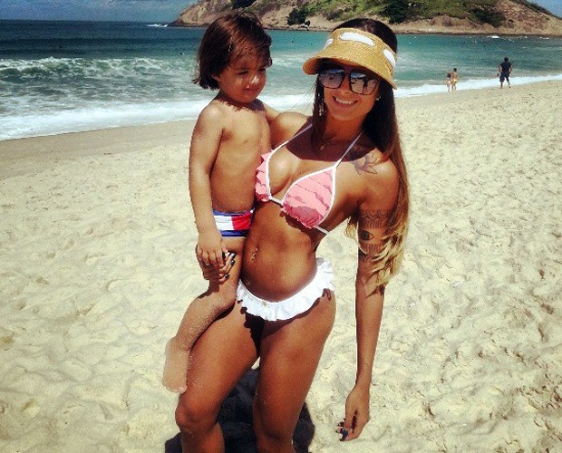 Aline Riscado Curte Tarde Com O Filho Nathan E Posta Foto Am