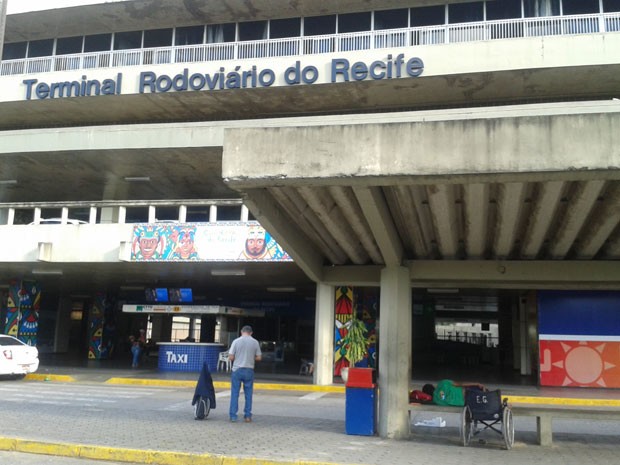 Muitas pessoas tem feito as antigas paradas de ônibus em frente ao TIP de dormitório. (Foto: Luna Markman/ G1)