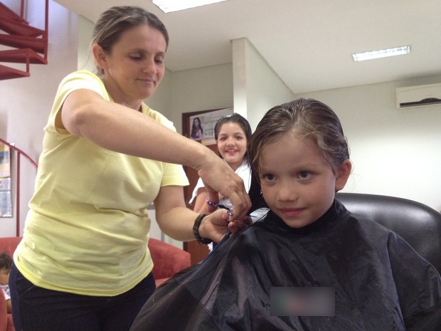 Desejo de Eduarda Maria é de doar os cabelos e fazer uma criança feliz (Foto: Fernando Brito/G1)