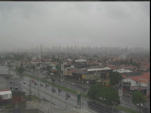 Fortaleza amanheceu com chuvas nesta terça-feira. Trânsito na BR-116 ficou congestionado (Foto: Reprodução/TV Verdes Mares)