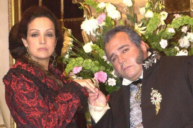 André Mattos e Betty Lago interpretaram Dom João VI e Carlota Joaquina em O Quinto dos Infernos (Globo, 2002) (Foto: Divulgação/TV Globo)